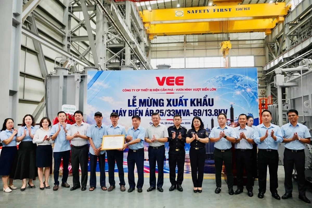 Lãnh đạo Chi cục Hải quan khu vực VIII chúc mừng doanh nghiệp xuất khẩu lô hàng đầu tiên. Ảnh: Chi cục HQKV VIII