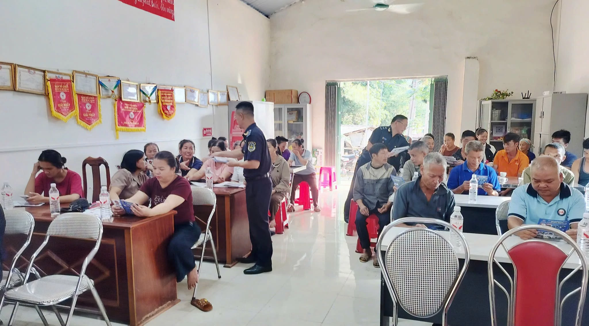 Hải quan cửa khẩu Sóc Giang tuyên truyền pháp luật cho cư dân biên giới