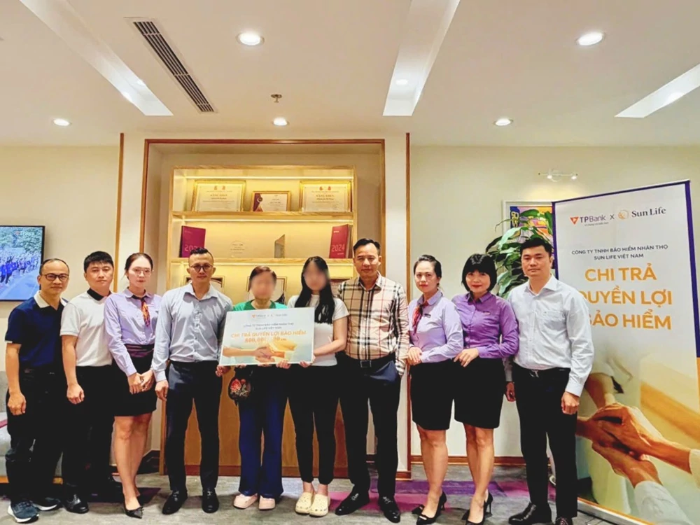 Sunlife chi trả 800 triệu đồng quyền lợi bảo hiểm cho gia đình khách hàng