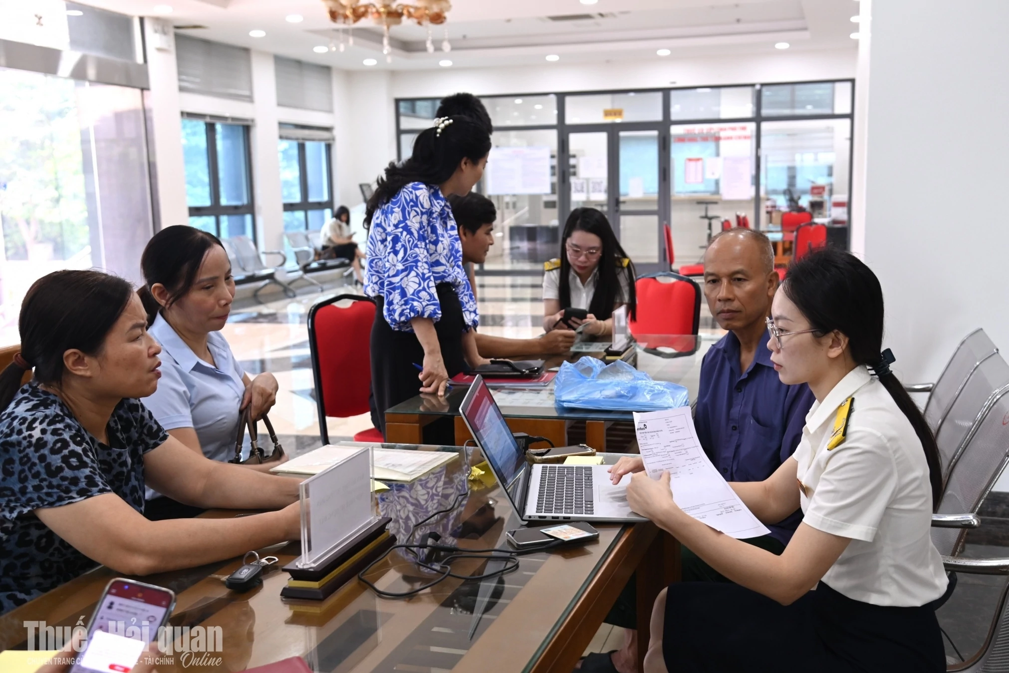 theo chan nguoi dan di nop thue phi nong nghiep o phu tho