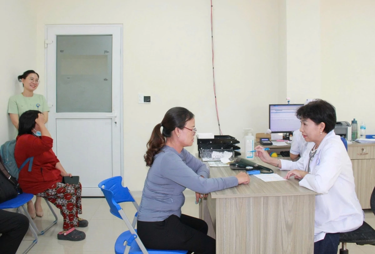 Về hưu nhưng chiếc áo blouse chưa ngưng nghỉ