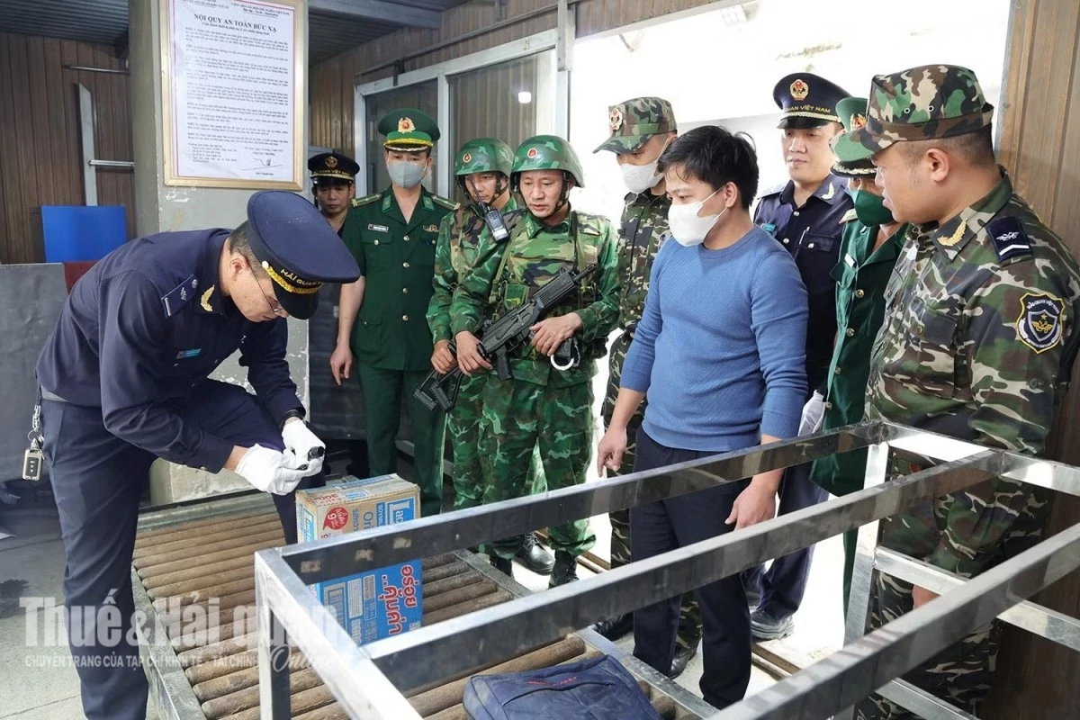 Chi cục Hải quan khu vực XI diễn tập lại vụ án bắt giữ đối tượng Hồ Sỹ Hân (xã Đông Thành, Nghệ An) vận chuyển trái phép ma túy để rút kinh nghiệm. Ảnh: Hải quan khu vực XI