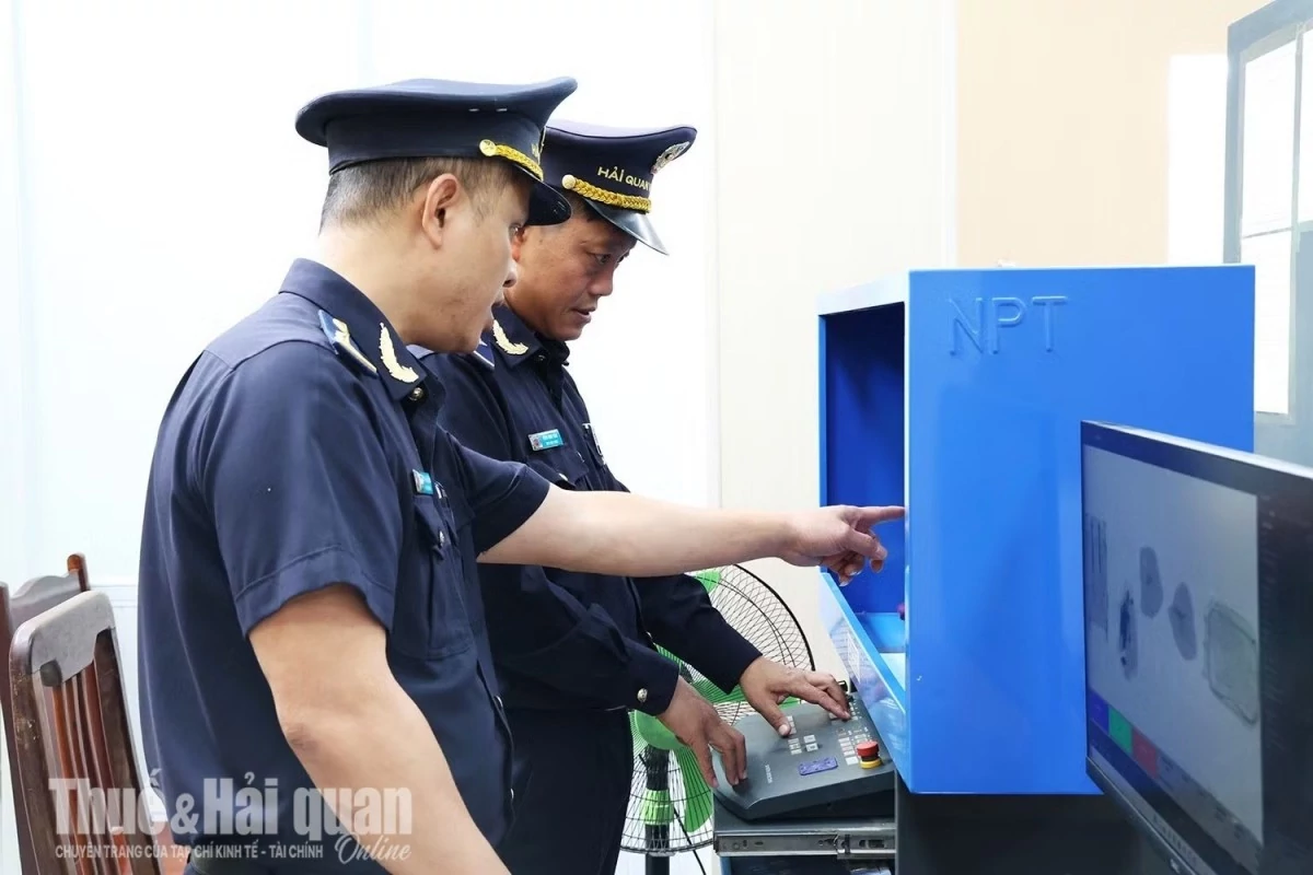 Hải quan cửa khẩu quốc tế Nậm Cắn tăng cường kiểm soát phương tiện để phát hiện, xử lý vi phạm. Ảnh: Hải quan khu vực XI