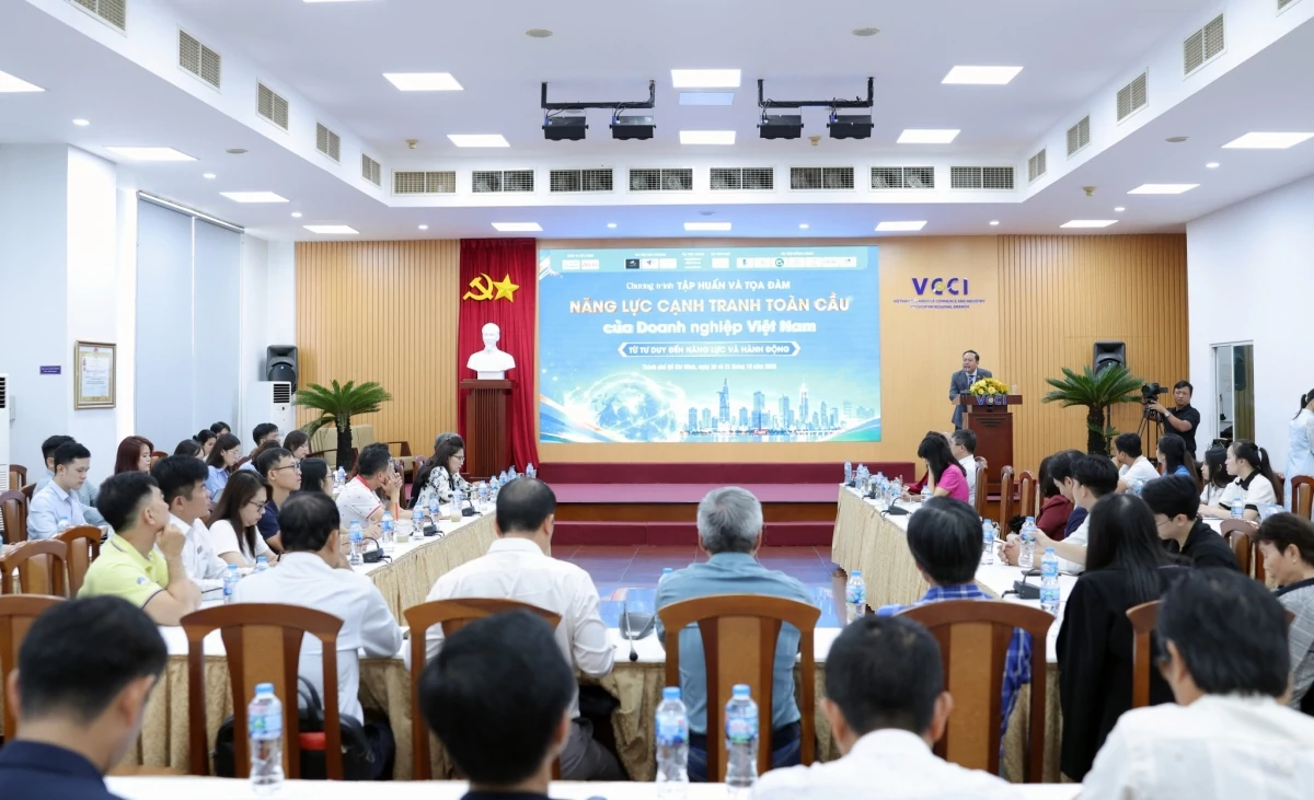 Toàn cảnh hội thảo “Năng lực cạnh tranh toàn cầu của doanh nghiệp Việt Nam – Từ tư duy đến năng lực và hành động”. Ảnh: BTC Doanh nghiệp Việt trước bài toán nâng tầm năng lực cạnh tranh toàn cầu