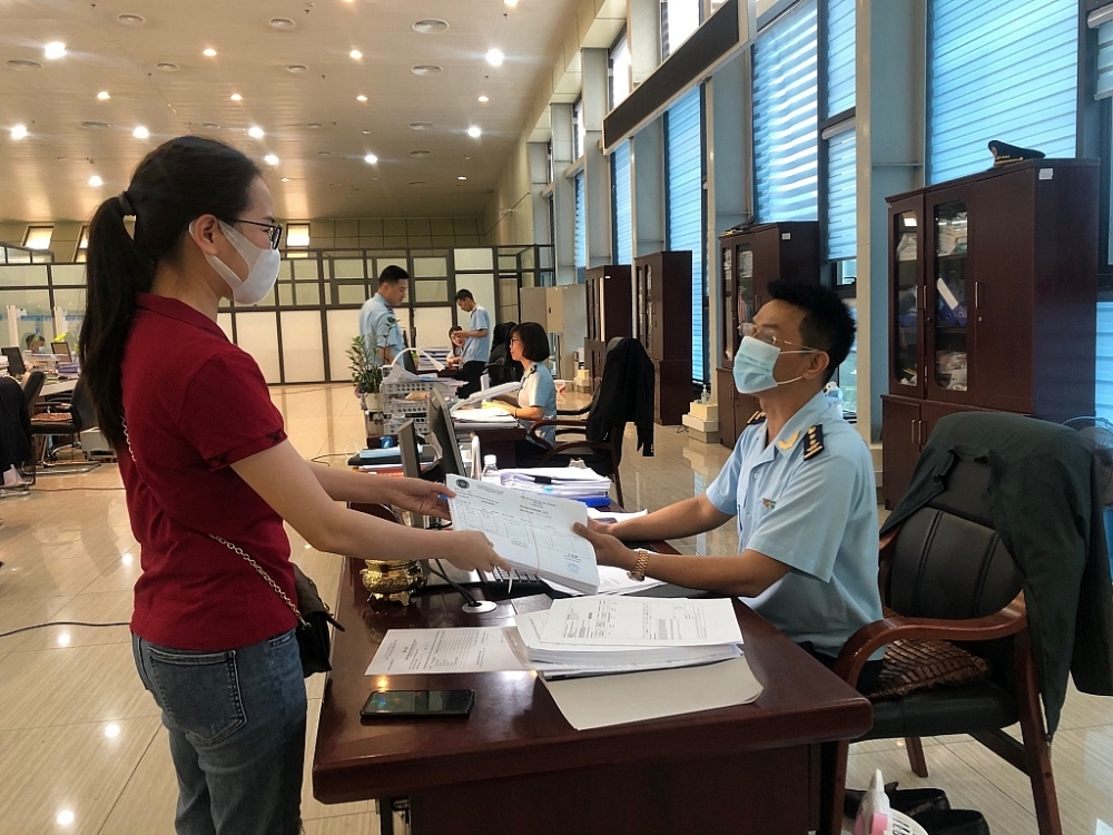Công chức Hải quan Hữu Nghị tiếp nhận và hướng dẫn DN làm thủ tục hải quan. 	Ảnh: H.Nụ
