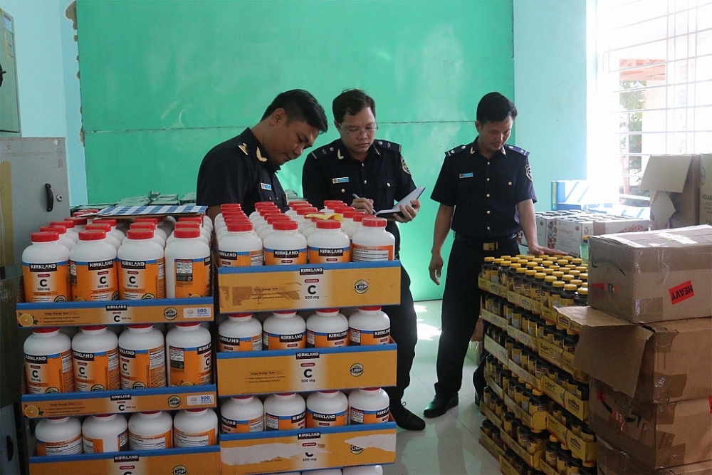 Hải quan Bình Phước kiểm đếm hàng vi phạm 	Ảnh: N.Hiền