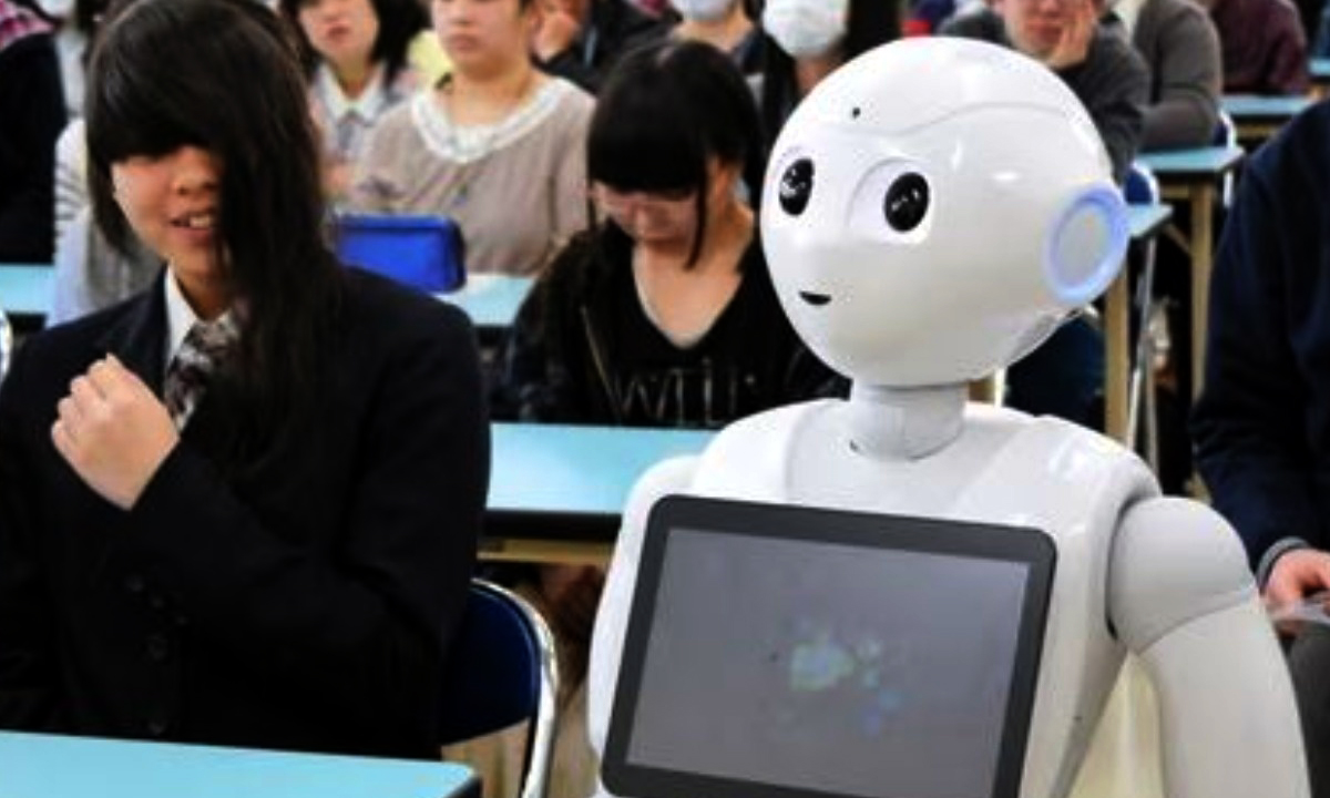 Thành phố Nhật Bản dùng robot xử lý nạn trốn học