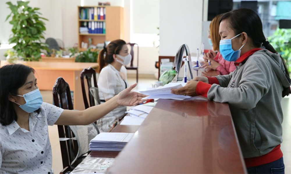 Nghỉ dưỡng sức sau sinh trùng với ngày nghỉ lễ có được tính hưởng chế độ?