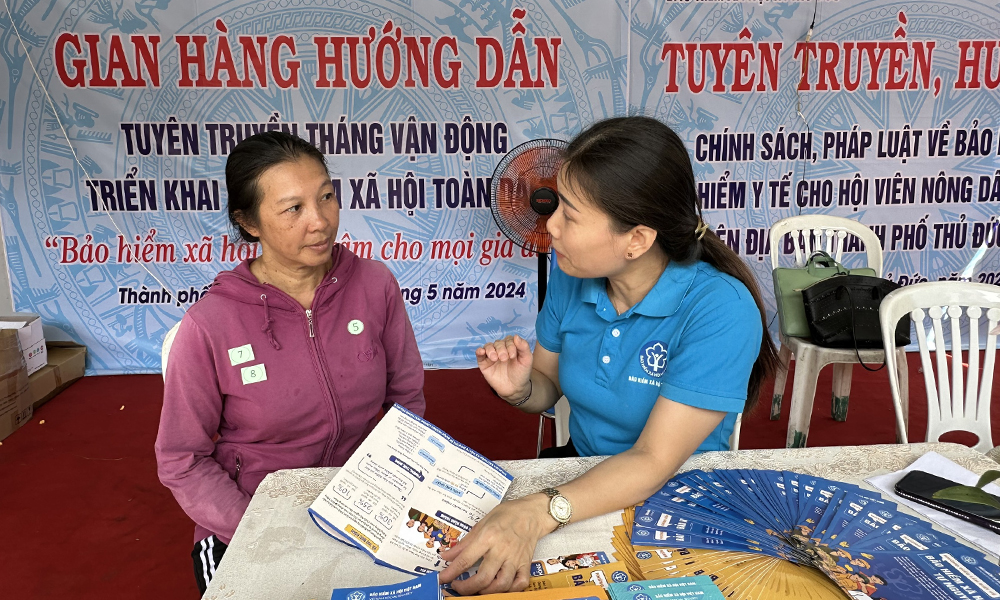 BHXH TP.Thủ Đức: Tư vấn chính sách và tặng sổ BHXH, thẻ BHYT cho bà con nông dân