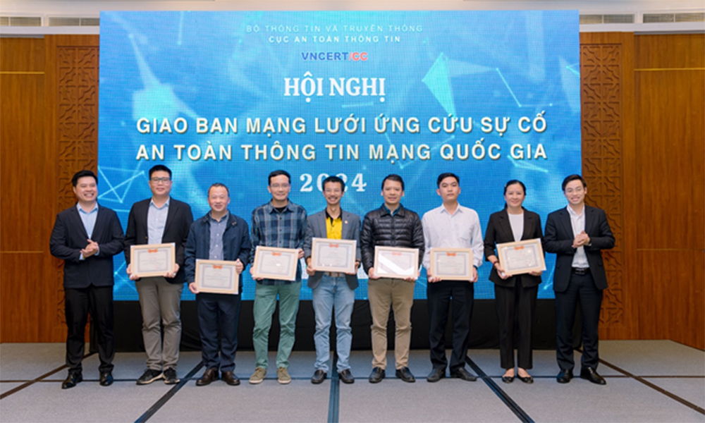Trung tâm Công nghệ thông tin được khen thưởng thành tích đóng góp cho Mạng lưới ứng cứu sự cố an toàn thông tin