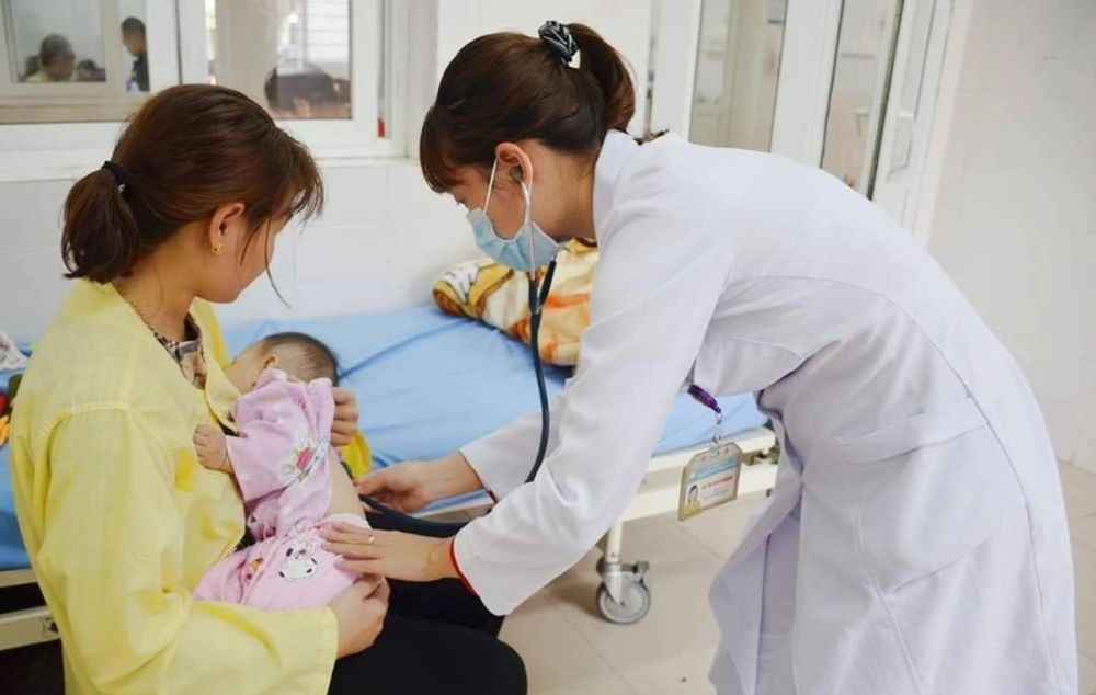 Cha mẹ nghỉ chăm con ốm có được hưởng chế độ BHXH?