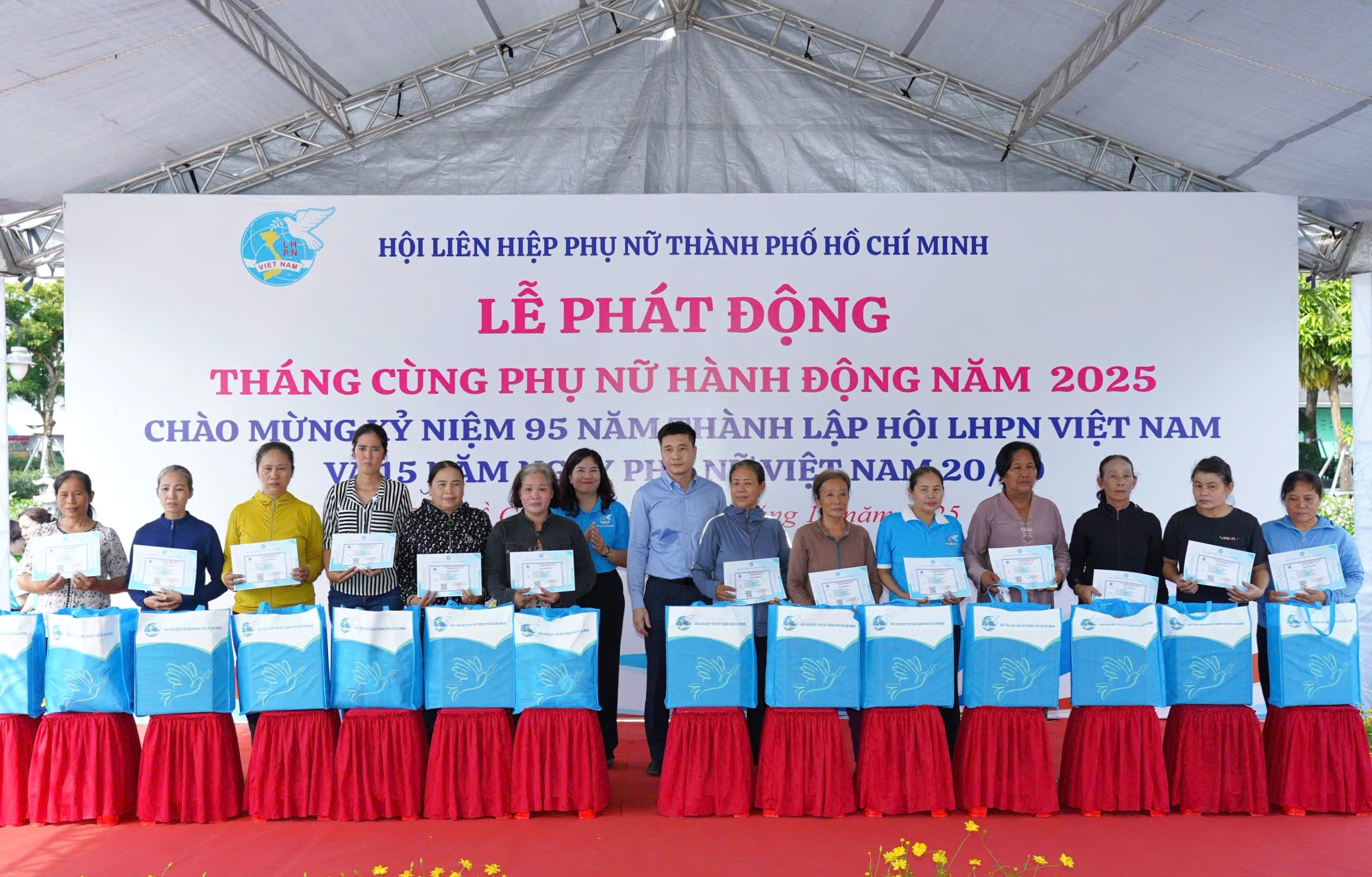TP. Hồ Chí Minh: Tặng thẻ BHYT cho hội viên phụ nữ có hoàn cảnh khó khăn