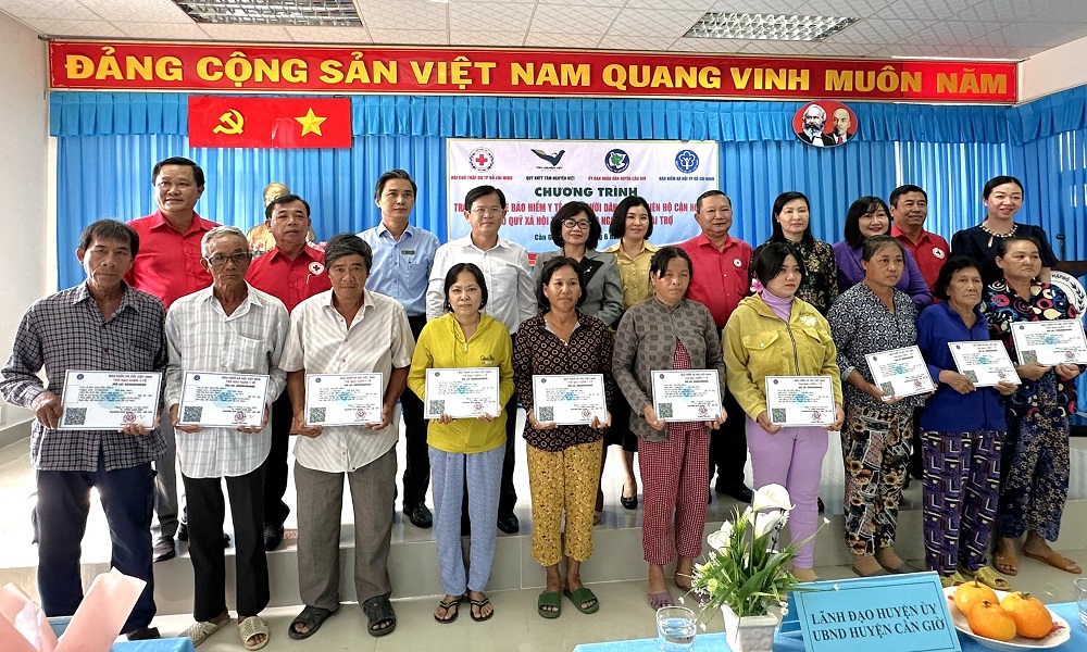 TP.Hồ Chí Minh phát động Chương trình “Trao sổ BHXH, thẻ BHYT- Gửi trao yêu thương”