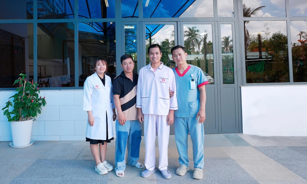 Chung tay hỗ trợ thầy giáo trẻ bị đột quỵ