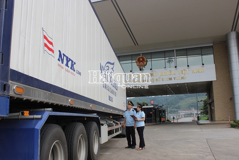 43 xe thanh long duoc xuat khau qua cua khau quoc te lao cai