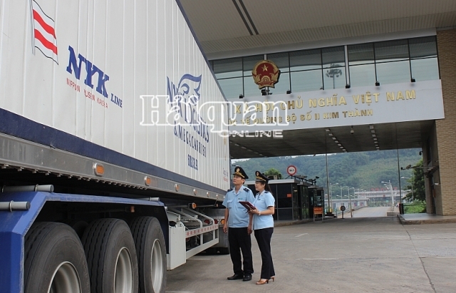 43 xe thanh long được xuất khẩu qua cửa khẩu quốc tế Lào Cai