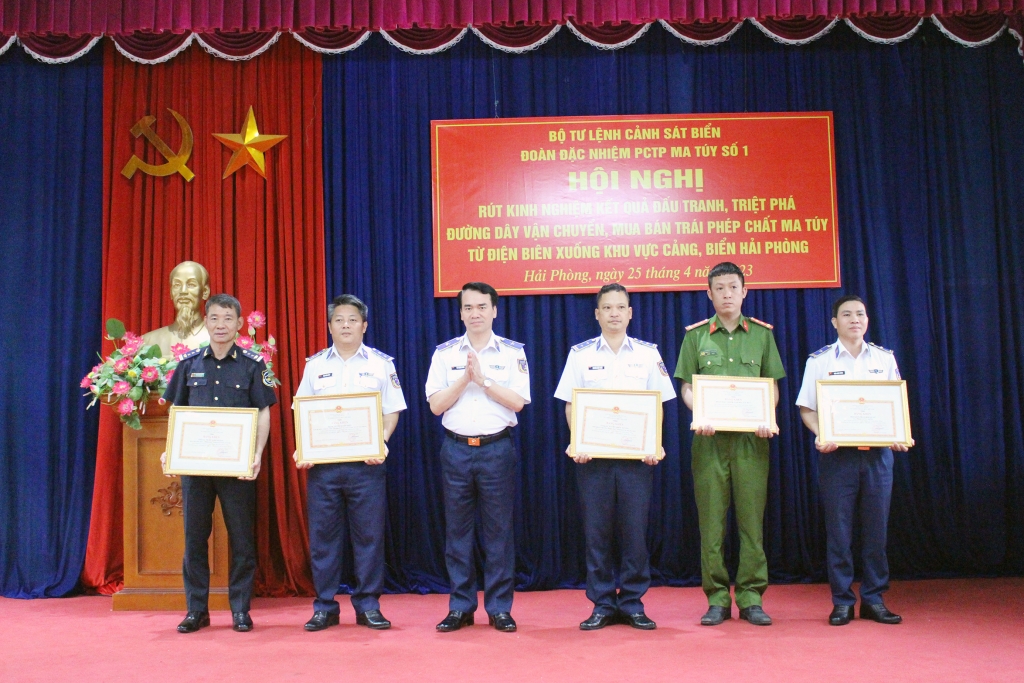 Khen thưởng thành tích bắt 9 bánh heroin tại Hải Phòng