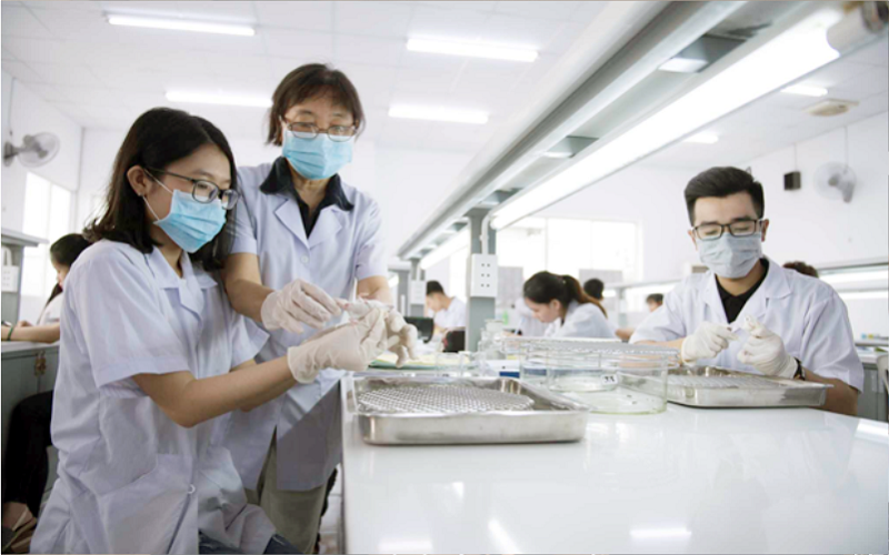 Một tiết học của sinh viên ngành Dược học, ĐH Quốc tế Hồng Bàng. Ảnh: HIU