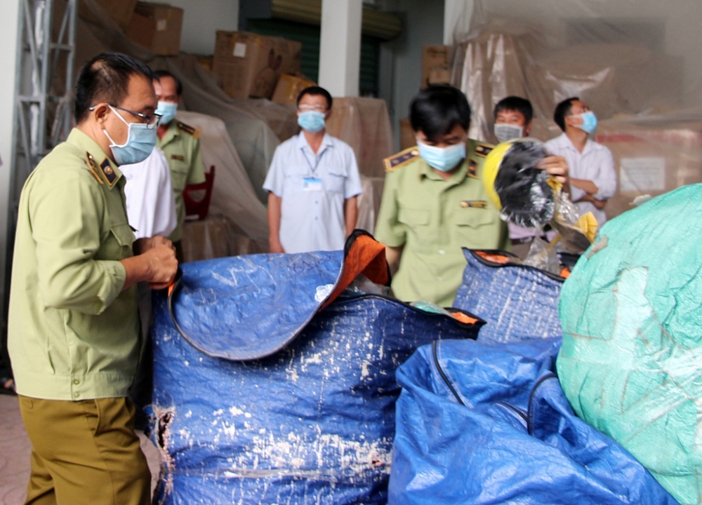 Lực lượng chức năng tiêu hủy hàng hóa vi phạm.