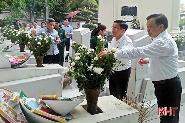 Bộ trưởng Đinh Tiến Dũng cùng đoàn công tác và lãnh đạo tỉnh Hà Tĩnh dâng hương, hoa tưởng niệm tại khu mộ 10 nữ thanh niên xung phong hy sinh tại Ngã ba Đồng Lộc.
