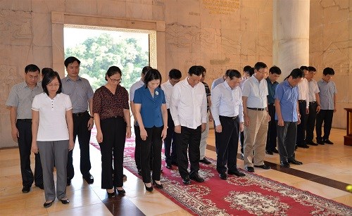 Bộ trưởng Đinh Tiến Dũng cùng đoàn công tác tưởng niệm Chủ tịch Hồ Chí Minh. Ảnh: baocaobang.vn