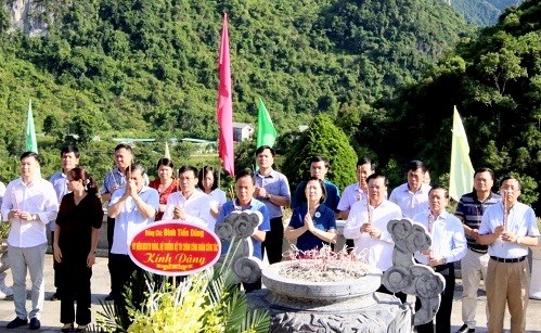 Đoàn công tác của Bộ Tài chính dâng hương tại Đền thờ Chủ tịch Hồ Chí Minh. Ảnh: TBTCVN