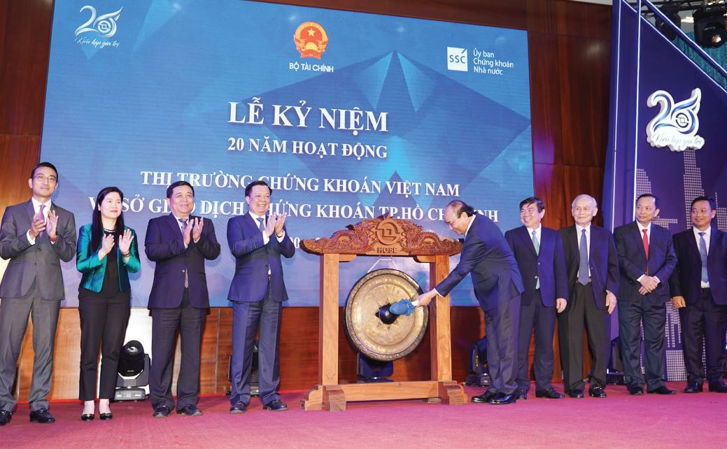 Thủ tướng Chính phủ Nguyễn Xuân Phúc thực hiện nghi thức đánh cồng kỷ niệm 20 năm hoạt động thị trường chứng khoán Việt Nam và Sở Giao dịch Chứng khoán TP. Hồ Chí Minh.
