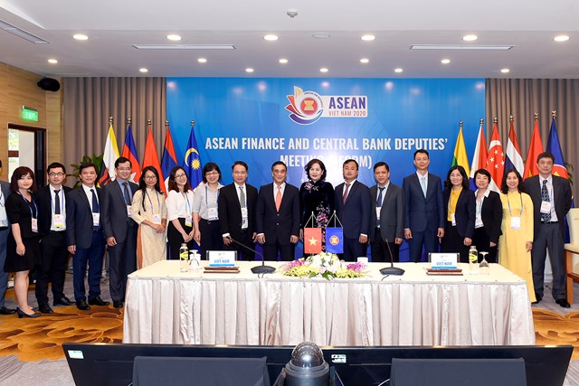 Các đại biểu tại điểm cầu Việt Nam chụp ảnh lưu niệm sau hội nghị.