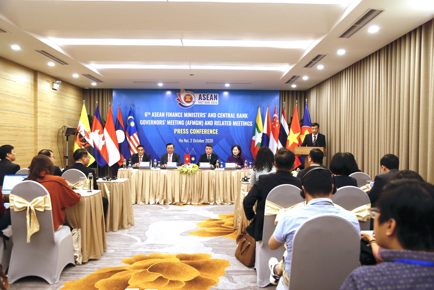 Toàn cảnh buổi họp báo.