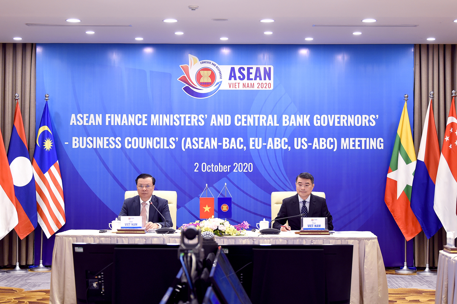Bộ trưởng Bộ Tài chính Việt Nam Đinh Tiến Dũng và Thống đốc Ngân hàng Nhà nước Việt Nam Lê Minh Hưng đồng chủ trì Hội nghị.