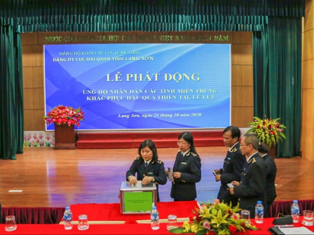 Cán bộ, đảng viên, công chức, viên chức Cục Hải quan Lạng sơn ủng hộ  người dân miền trung vượt qua khó khăn do ảnh hưởng bởi thiên tai