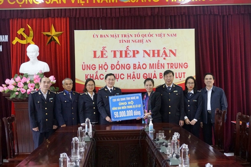 Cục Hải quan Nghệ An ủng hộ người dân miền Trung bị thiệt hại nặng nề do bão lũ