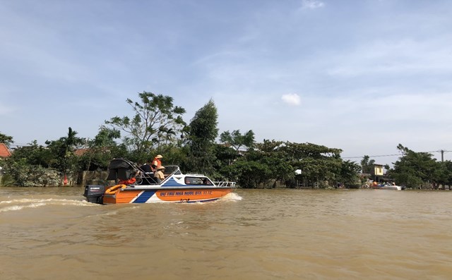 Xuồng cứu hộ DTQG được sử dụng cứu hộ, cứu nạn và chở hàng tiếp tế người dân vũng lũ trên sông Kiến Giang, tỉnh Quảng Bình.