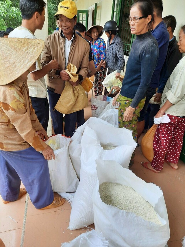 Niềm vui của người dân xã Lộc Hà, huyện Phú Lộc, tỉnh Thừa Thiên – Huế khi được nhận gạo cứu trợ DTQG.