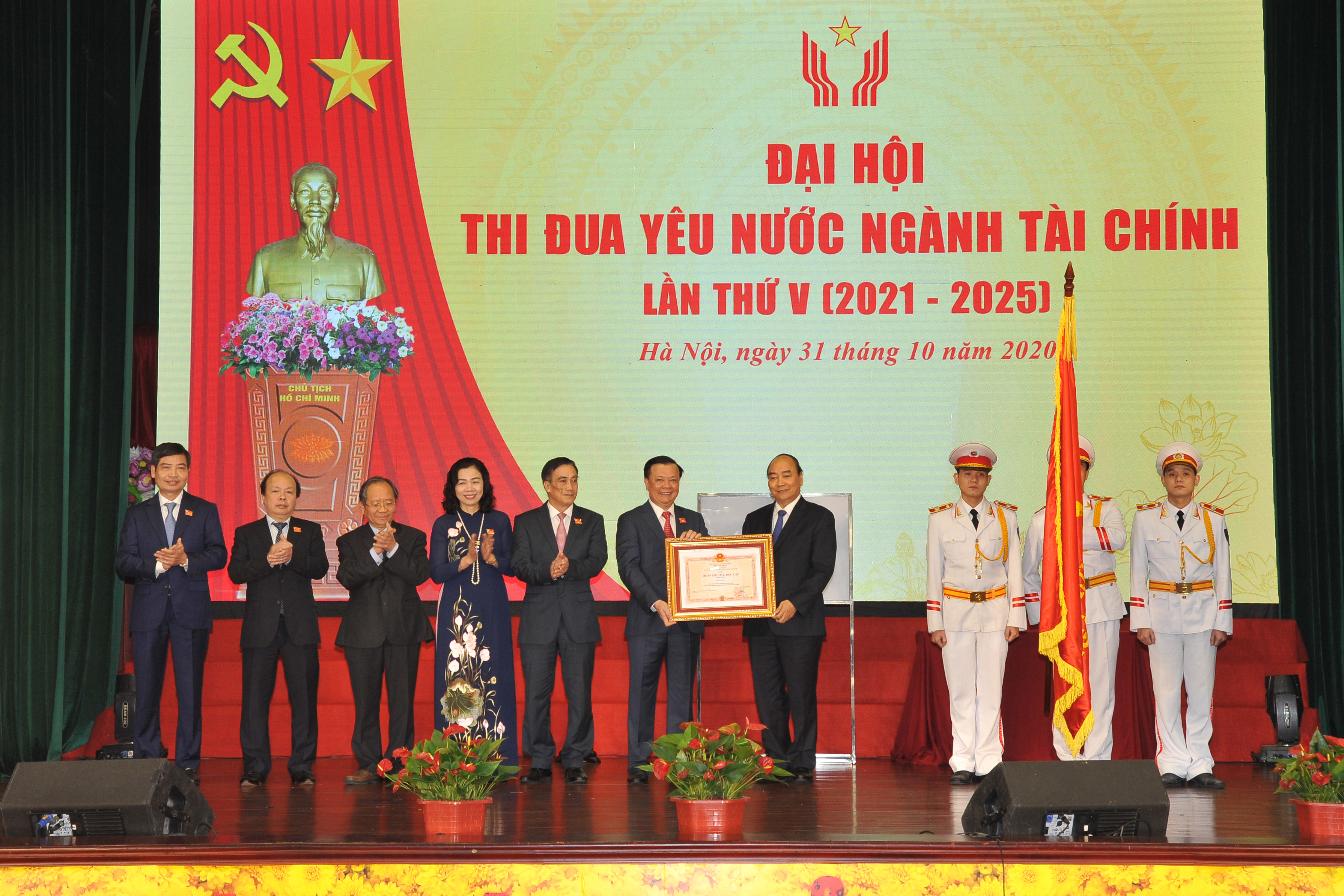 Bộ trưởng Bộ Tài chính Đinh Tiến Dũng thay mặt toàn ngành Tài chính đón nhận Huân chương Độc lập hạng Nhất do Thủ tướng Chính phủ trao tặng.