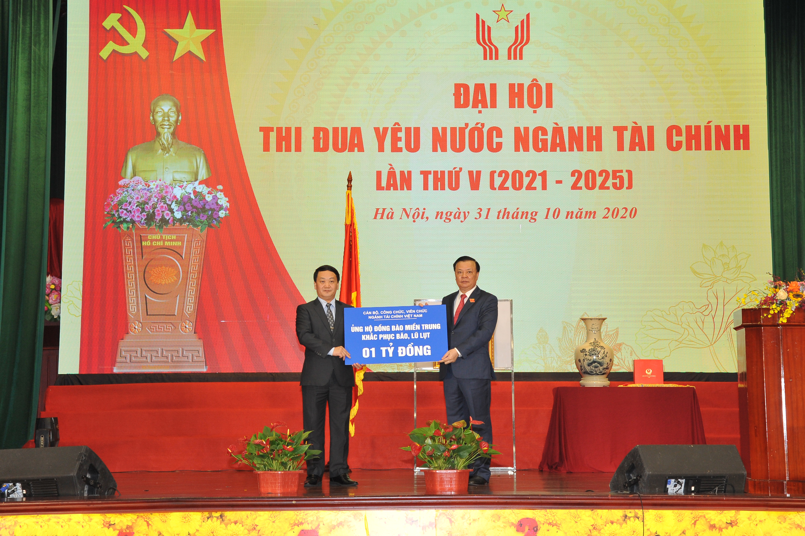 Những ngày qua, cùng với cả nước hưởng ứng lễ phát động chương trình “cả nước chung tay vì người nghèo” và chia sẻ với đồng bào miền Trung bị lũ lụt; cán bộ, công chức, viên chức ngành Tài chính đã trao gửi qua Ủy ban Trung ương mặt trận tổ quốc Việt Nam, 5 tỉnh miền Trung và gia đình 13 cán bộ, sĩ quan, chiến sĩ hi sinh khi đi tìm kiếm cứu nạn, với tổng số tiền là 10 tỷ 550 triệu đồng. Tại Đại hội hôm nay, cán bộ, công chức, viên chức ngành Tài chính tiếp tục quyên góp ủng hộ, hỗ trợ đồng bào miền Trung bị thiệt hại do mưa lũ nhằm chia sẻ khó khăn với bà con vùng lũ qua Ủy ban Trung ương Mặt trận tổ quốc Việt Nam với tổng số tiền là 1 tỷ đồng.