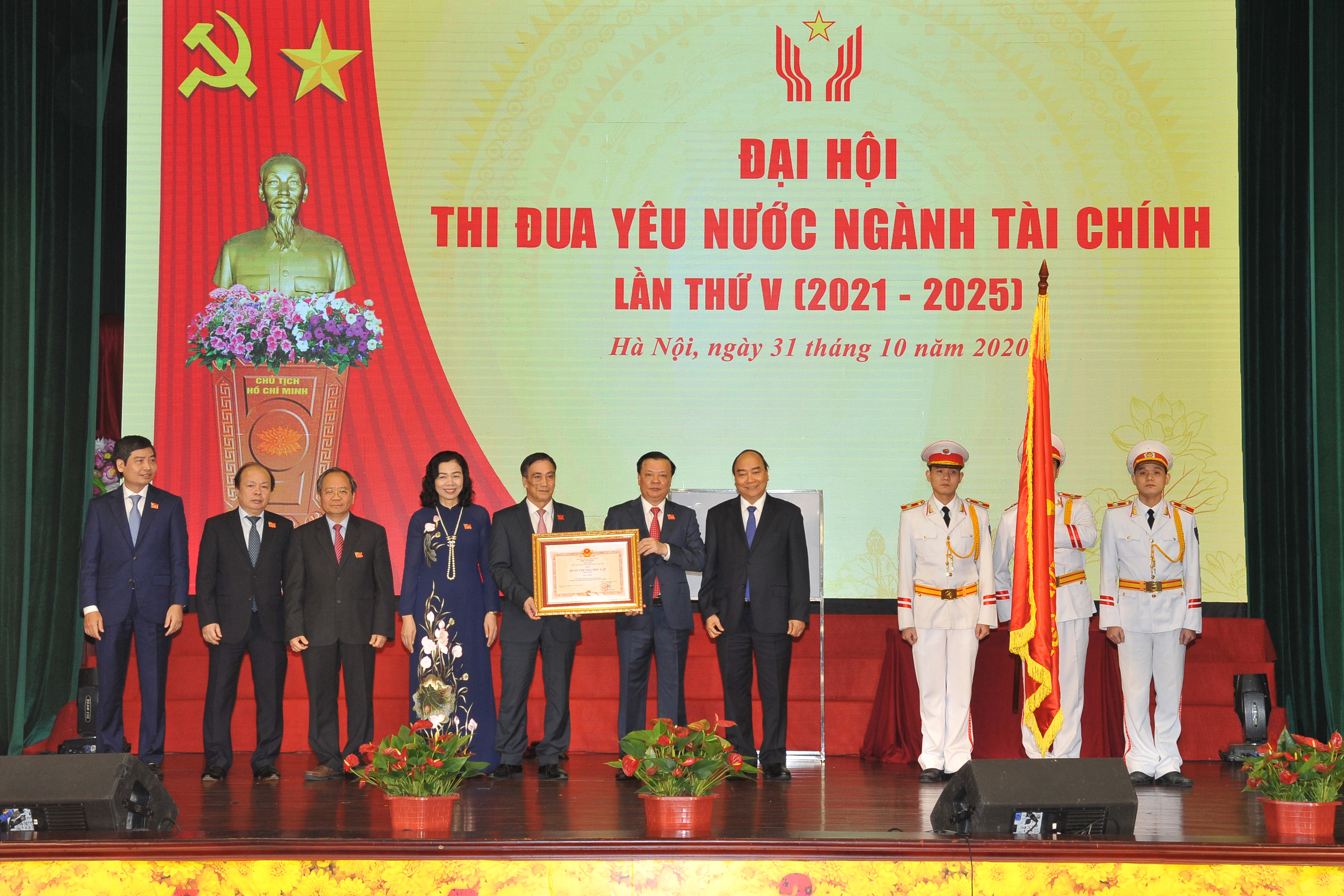 Các đồng chí Lãnh đạo Bộ Tài chính trên bục danh dự đón nhận Huân chương Độc lập hạng Nhất.