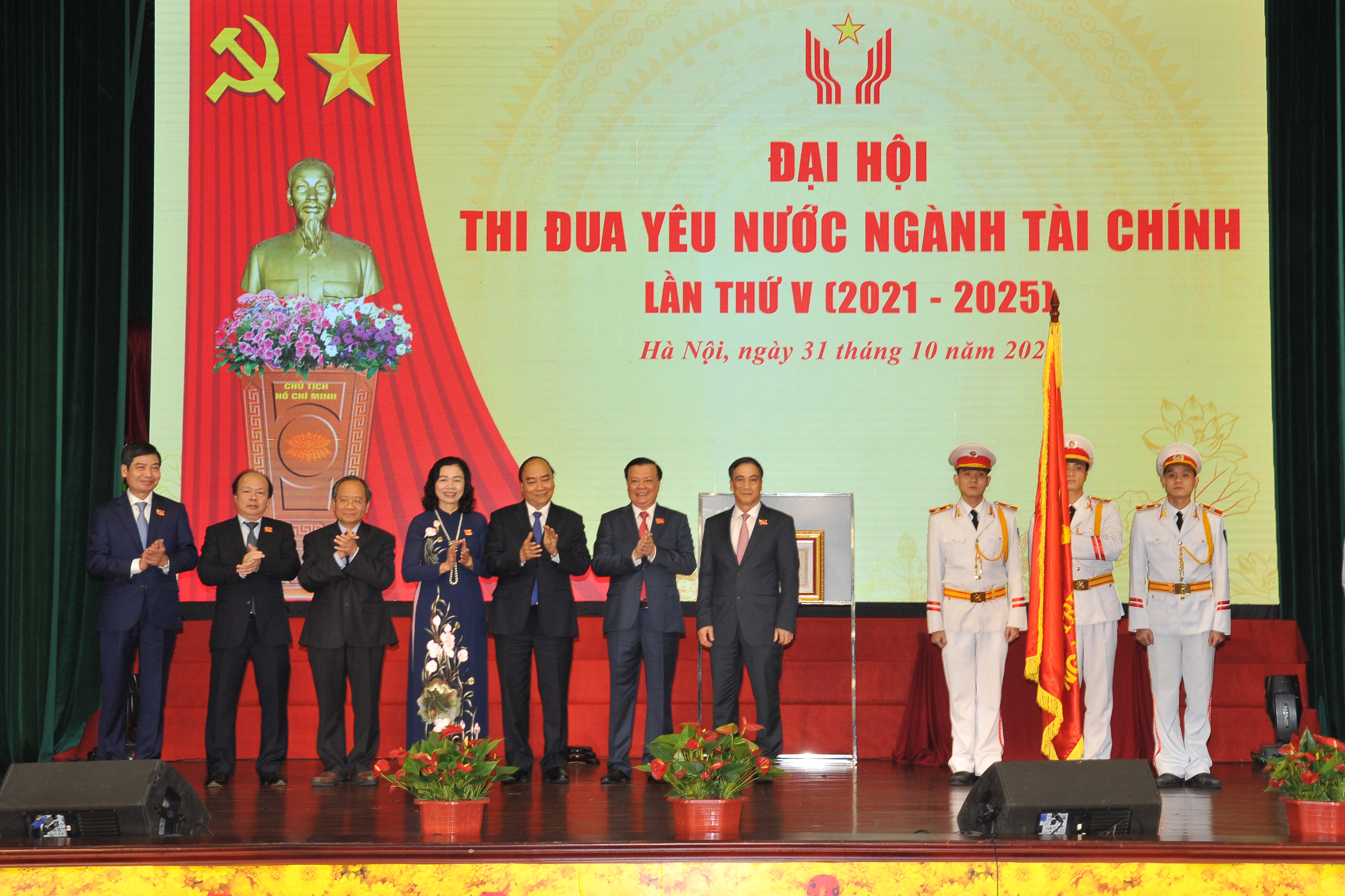 Thủ tướng Chính phủ Nguyễn Xuân Phúc và các đồng chí Lãnh đạo Bộ Tài chính.
