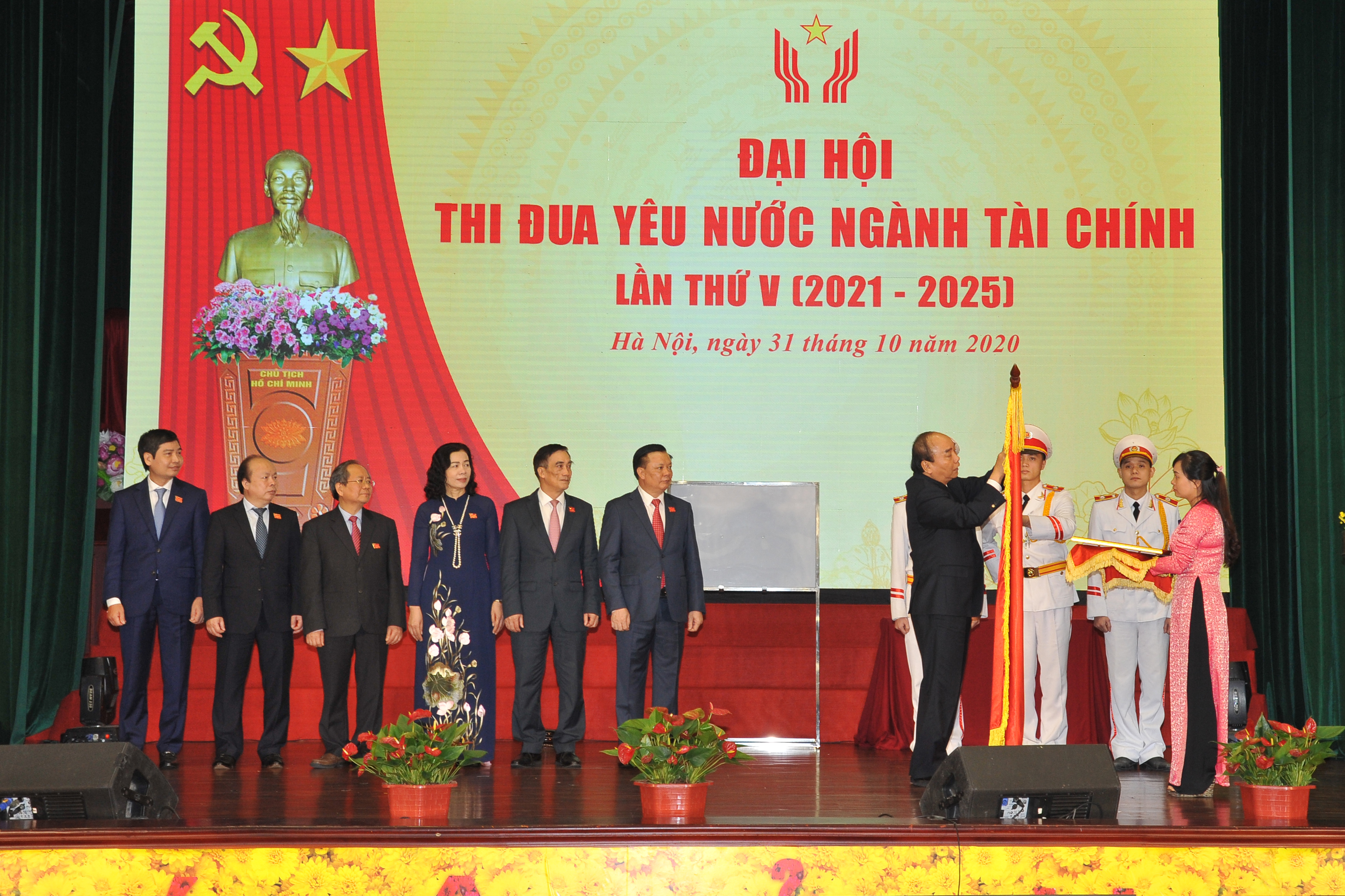 Thủ tướng Nguyễn Xuân Phúc, Chủ tịch Hội đồng Thi đua - Khen thưởng Trung ương thay mặt Đảng, Nhà nước gắn Huân chương Độc lập hạng Nhất lên lá cờ truyền thống của ngành Tài chính.