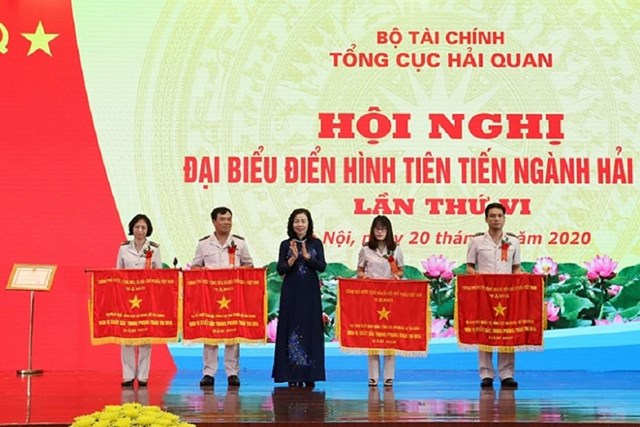 Thứ trưởng Bộ Tài chính Vũ Thị Mai thừa ủy quyền Thủ tướng Chính phủ trao Cờ thi đua của Chính phủ cho các đơn vị ngành Hải quan tại Hội nghị đại biểu điển hình tiên tiến ngành Hải quan.
