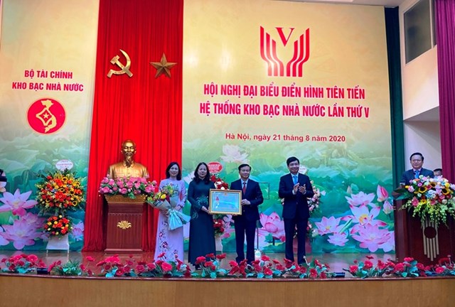 Thừa ủy quyền của Chủ tịch nước, Thứ trưởng Bộ Tài chính Tạ Anh Tuấn trao Huân chương Lao động hạng Nhất cho tập thể Ban lãnh đạo KBNN tại Hội nghị đại biểu điển hình tiên tiến hệ thống KBNN.