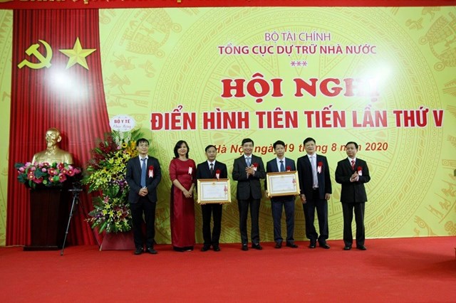 Thừa ủy quyền của Chủ tịch nước, Thứ trưởng Bộ Tài chính Tạ Anh Tuấn trao Huân chương Lao động hạng Nhất, hạng Nhì cho Vụ Chính sách và Pháp chế và Vụ Tài vụ - Quản trị thuộc Tổng cục DTNN.