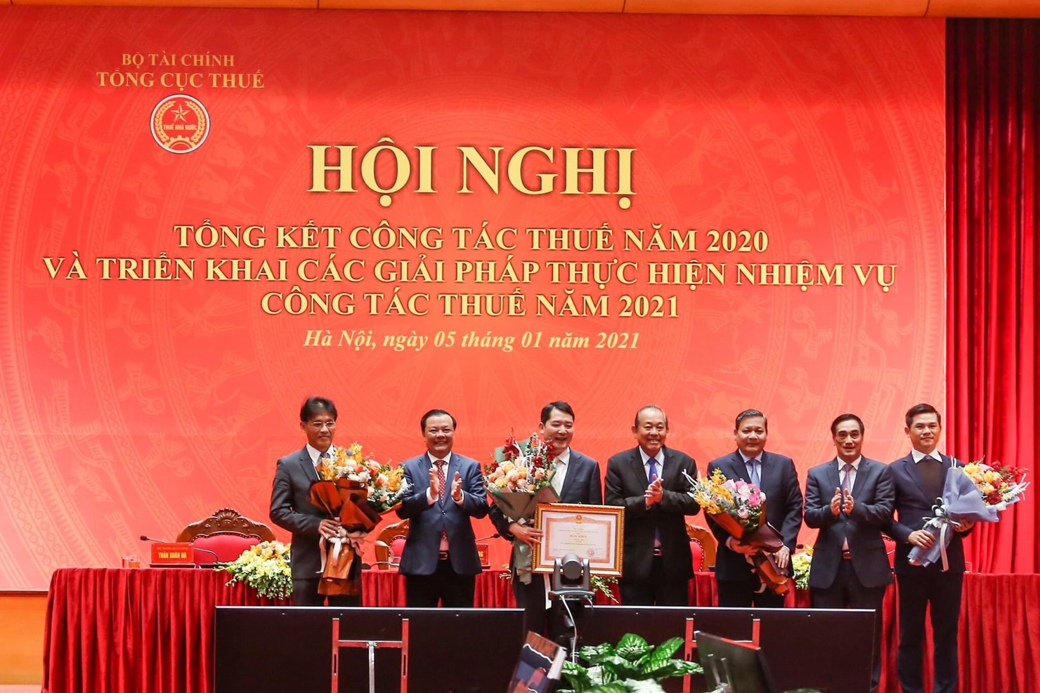 Phó Thủ tướng Trương Hòa Bình tặng Bằng khen của Thủ tướng Chính phủ cho Tổng cục Thuế tại Hội nghị toàn quốc về tổng kết công tác ngành Thuế năm 2020 và triển khai nhiệm vụ công tác năm 2021.