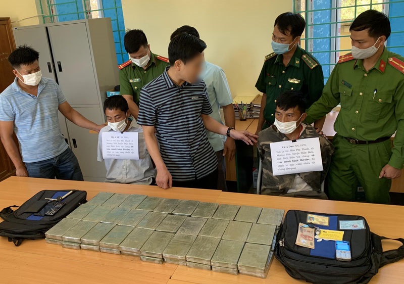 Bắt hai đối tượng mua bán trái phép 60 bánh heroin