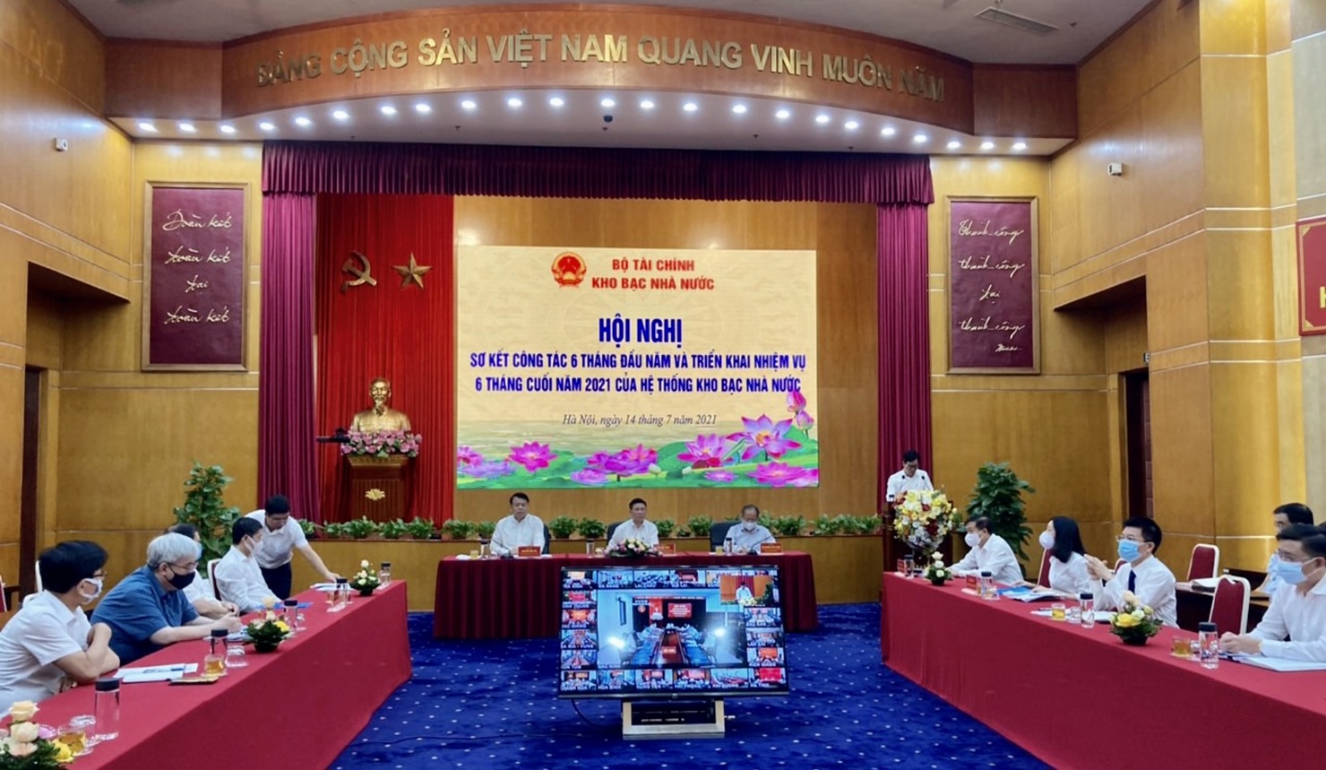 Bộ trưởng Hồ Đức Phớc, Thứ trưởng Đỗ Hoàng Anh Tuấn tham dự và chỉ đạo hội nghị.