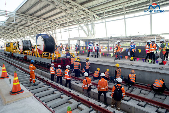 Thi công kéo cáp điện tuyến metro số 1. Ảnh: THU HỒNG/Người Lao động