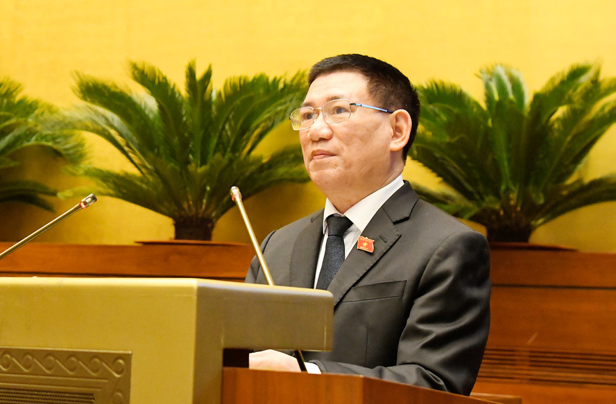 Bộ trưởng Bộ Tài chính Hồ Đức Phớc thừa uỷ quyền của Thủ tướng Chính phủ trình bày Tờ trình về dự án Luật Kinh doanh bảo hiểm (sửa đổi). Nguồn: quochoi.vn