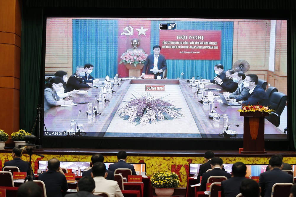 Chủ tịch UBND tỉnh Quảng Ninh Nguyễn Tường Văn trình bày tham luận tại điểm cẩu Quảng Ninh.