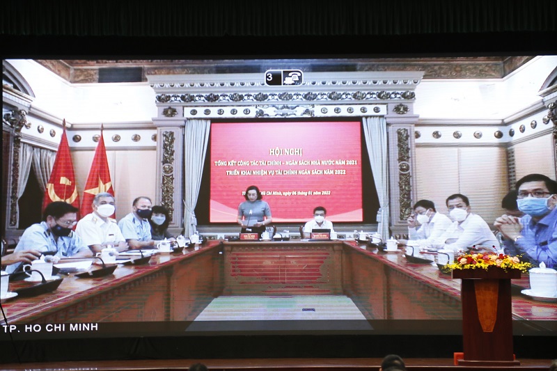 Bà Phan Thị Thắng - Phó Chủ tịch UBND TP. Hồ Chí Minh trình bày tham luận tại điểm cầu TP. Hồ Chí Minh.