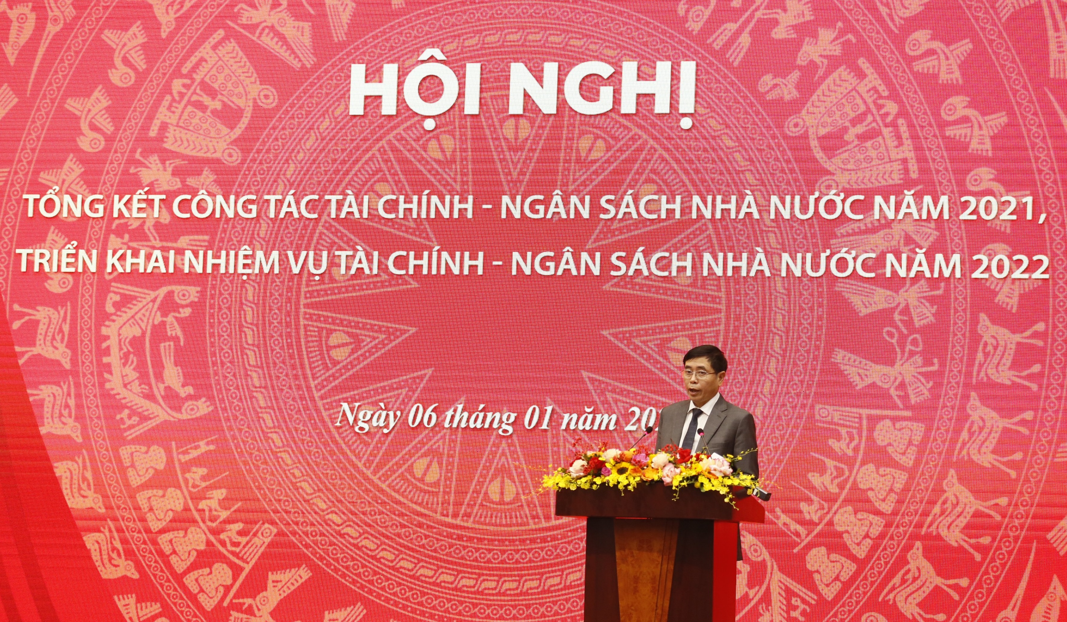 Phó Tổng Kiểm toán Nhà nước Nguyễn Tuấn Anh chia vui với kết quả mà ngành Tài chính đạt được trong năm 2021.